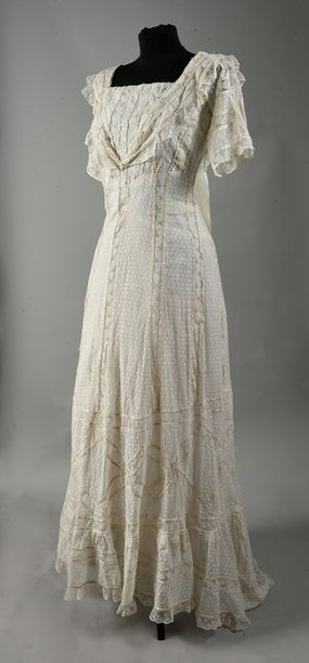 null Robe d'après-midi, vers 1910, robe décolletée, taille haute, à manches courtes...