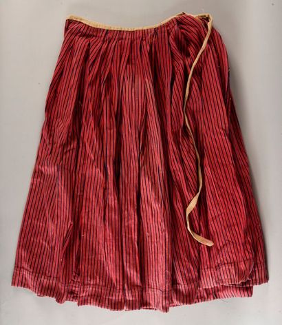 null Jupon d'artisane, fin du XIXe siècle, en toile de coton rayée bleue et rouge,...