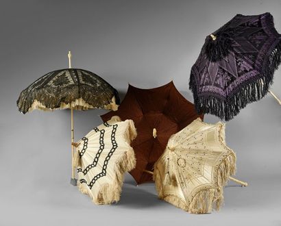 null Trois ombrelles marquise, seconde moitié du XIXe siècle, l'une à manche en corne...