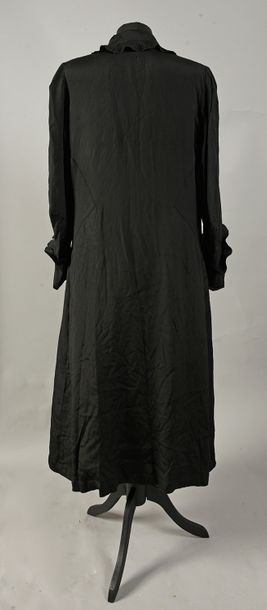 null Manteau du soir griffé Au Louvre (no 22711), vers 1920, manteau croisé en crêpe...