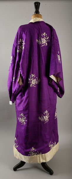 null Deux kimonos matelassés, vers 1910-1920, l'un en pongé de soie violet brodé...