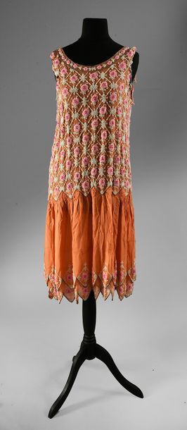 null Deux robes du soir, vers 1925, l'une sans manches en crêpe de soie abricot brodé...