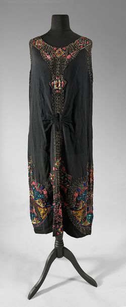 null Robe du soir, vers 1925, robe sans manches en crêpe de soie noir froncée sur...