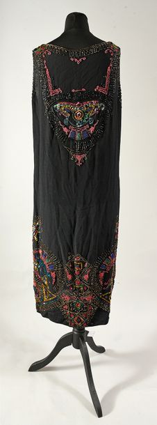 null Robe du soir, vers 1925, robe sans manches en crêpe de soie noir froncée sur...