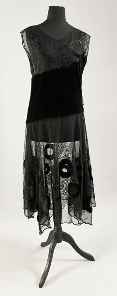 null Robe du soir, vers 1930, robe sans manches en tulle noir brodé de fougères et...