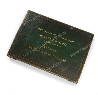 null GRAND ÉCRIN RECTANGULAIRE
POUR MÉDAILLES.
En maroquin vert à long grain, orné...