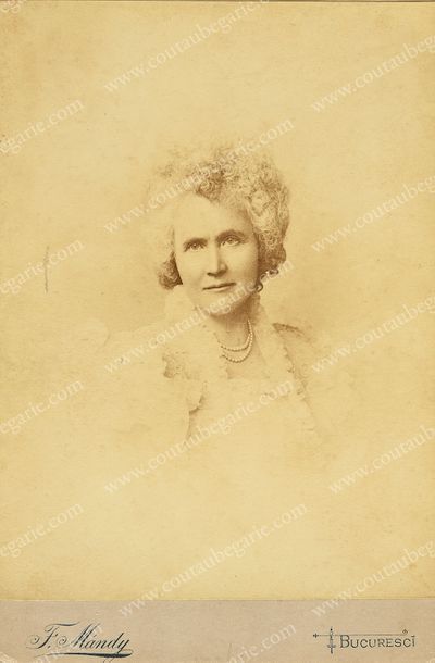 ÉLISABETH, reine de Roumanie (1843-1916).
Portrait...