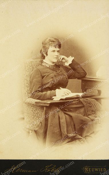 ÉLISABETH, reine de Roumanie (1843-1916).
Portrait...