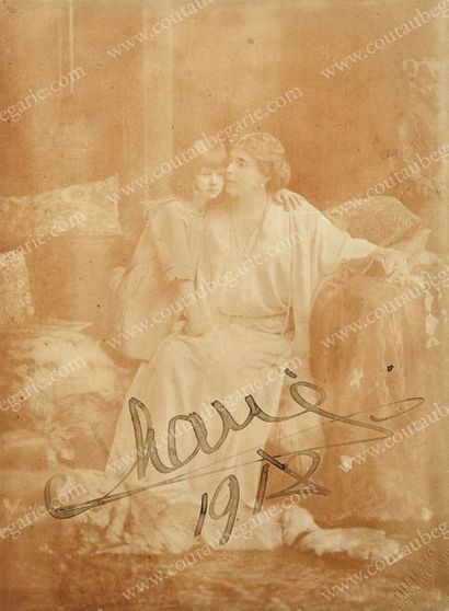 null MARIE, reine de Roumanie (1875-1938).
Portrait photographique la représentant...
