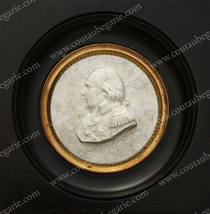  LOUIS XVIII, roi de France (1755-1824). Médaillon en biscuit représentant un profil...