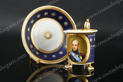  CHARLES X, roi de France (1757-1836). Tasse à thé en porcelaine blanche sur fond...