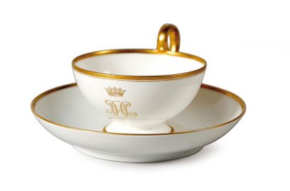 null Henri, duc d'Aumale (1756-1830). Tasse à thé et sa soucoupe en porcelaine blanche,...