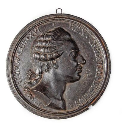 null Louis XVI, roi de France (1774-1792). Médaillon à suspendre en fonte représentant...