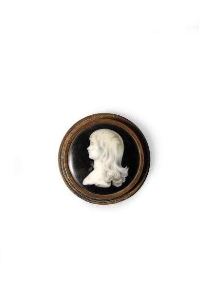 null Louis XVII. Médaillon pendentif, contenant une miniature sur émail, de forme...