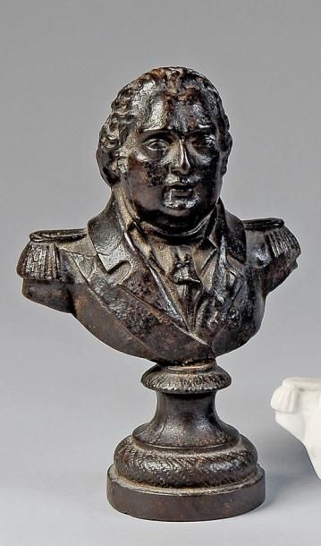 null Louis XVIII, roi de France (1814-1824). Petit buste en fonte sur piédouche....