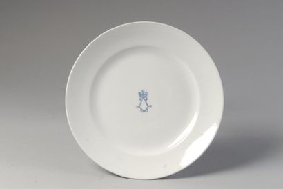 null Louis XVIII, roi de France (1814-1824). Assiette plate en porcelaine blanche,...