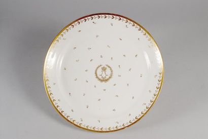 null Louis XVIII, roi de France (1814-1824). Grand plat en porcelaine blanche, à...