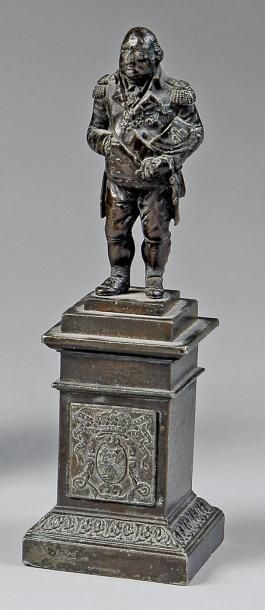 null Louis XVIII, roi de France (1814-1824). Statuette en bronze, sur piédestal carré...