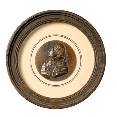 null Louis XVIII, roi de France (1814-1824). Médaillon rond en bronze, représentant...