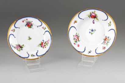 null Palais de Peterhof - Lot de deux assiettes en porcelaine blanche à décor « à...
