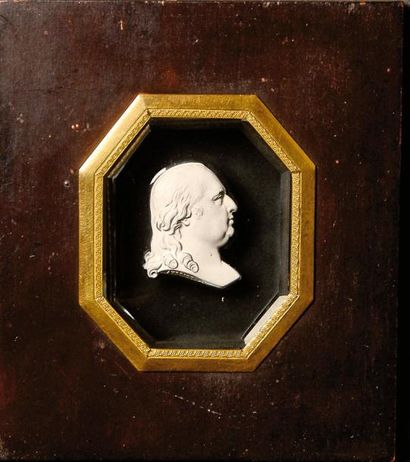 null Louis XVIII, roi de France (1814-1824). Médaillon octogonal en cristal biseauté...