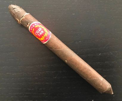 null Ecran cigare ou Cigar Fan

Eventail de fantaisie, en forme de cigare et recouvert...