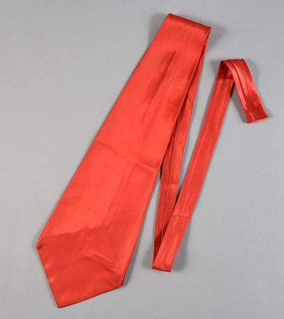 null FRANÇOIS, CLAUDE 1 cravate en satin rouge fabriquée dans les ateliers d'Henri...