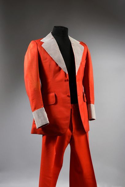 null FRANÇOIS, CLAUDE 1 costume de scène en tergal rouge et dont les cols et les...