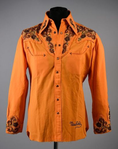 null HALLYDAY, JOHNNY 1 chemise de scène, de marque «Nudie's» de couleur orange avec...