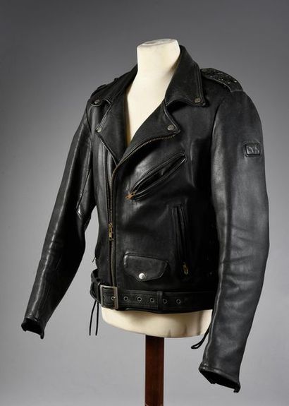 null HALLYDAY, JOHNNY 1 Blouson de cuir noir de marque IXS porté par Johnny Hallyday...