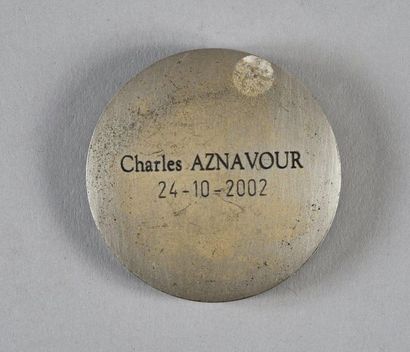 null AZNAVOUR, CHARLES 1 médaille en bronze argenté (diamètre 5 cm avec poinçon et...