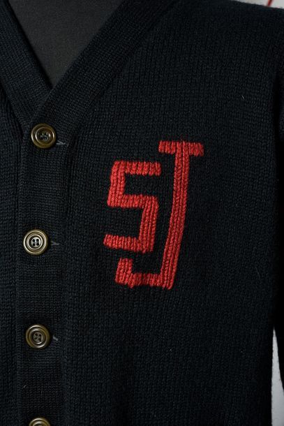 null HALLYDAY, JOHNNY 1 veste en laine de couleur noire, portant le sigle rouge SJ...