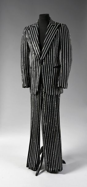 null HALLYDAY, JOHNNY 1 costume de scène porté par Johnny Hallyday en 1976. Confectionné...