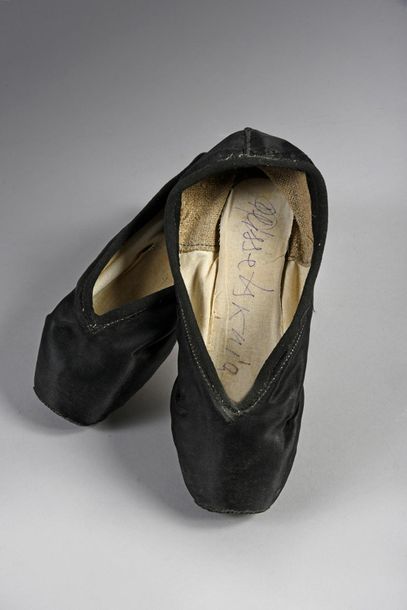 null PLISSETSKAIA, MAÏA (1925-2015)
Ballerine et chorégraphe russe 1 paire de chaussons...