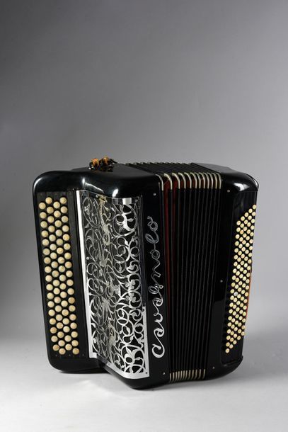 null RENAUD 1 accordéon de la marque COVAGNOLO utilisé par le chanteur Renaud en...