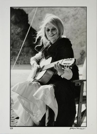 null BARDOT, BRIGITTE Actrice et chanteuse 1 Portrait de l'actrice avec sa guitare,...