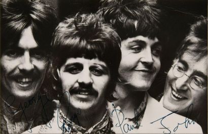 null LES BEATLES : 1 carte-photo originale, dédicacée mécaniquement par George, Ringo,...