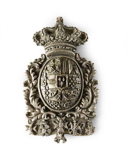 null Plaque de harnais en métal repoussé argenté début XIXe aux armes de Ferdinand...