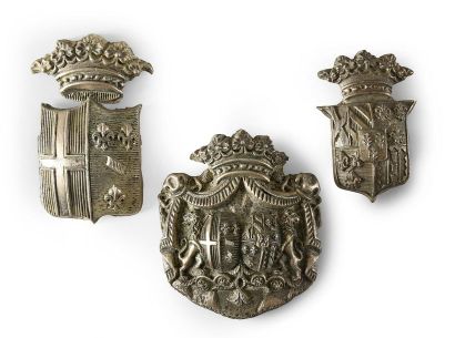 null Lot de 3 plaques: Plaque de harnais en métal repoussé argenté début XIXe aux...