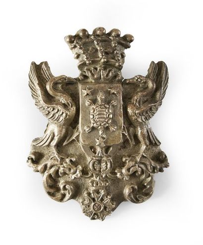 null Lot: Plaque de harnais en métal repoussé argenté début XIXe aux armes des barons...