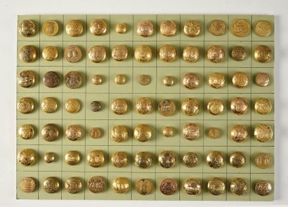 null Planche de 77 boutons de livrées dorés dont:
Amelot du Chaillou/Hallay-Coetquen,...