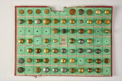 null Plaque de 62 boutons d'armées, argenté et doré, époques diverses