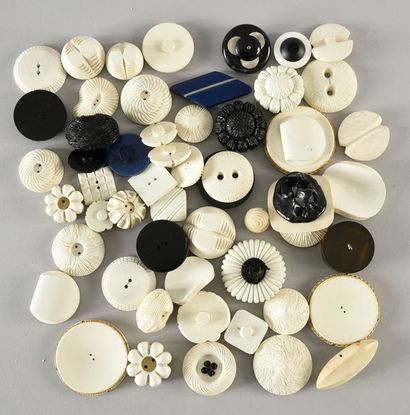 null Lot de boutons en galalithe et divers, blanc et noir, années 50.