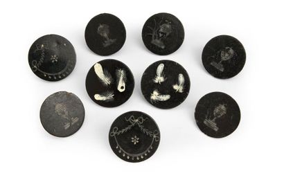 ALBERT PARENT 9 boutons en papier mâché, fin du XIXe siècle. On y joint 4 divers...