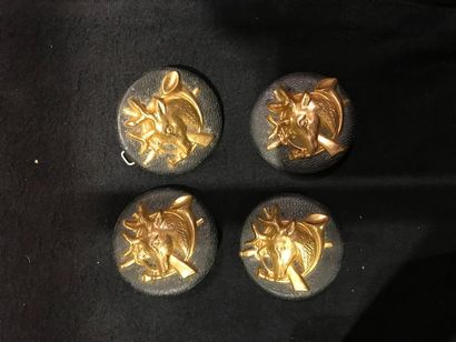 null Lot de 4 boutons à décors de cerf et trompe.