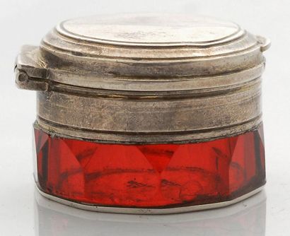 null Une boîte vinaigrette en verre "ruby glass" taillée à pans, dont le fond est...