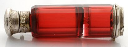 null Un grand flacon vinaigrette à double compartiment en "ruby glass" taillé à pans,...