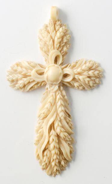 null Croix en ivoire sculpté de motif d'épis de blé. (petit accident) Dieppe Epoque...