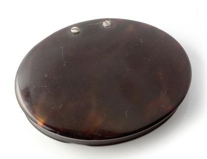 null Boite ovale en écaille, charnière en argent. XVIIIe siècle L. : 7,5 cm
