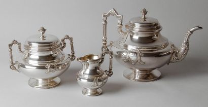null Un service à thé en argent composé de trois pièces : théière, sucrier et pot...